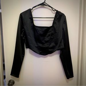 Vampy black longsleeve crop top
